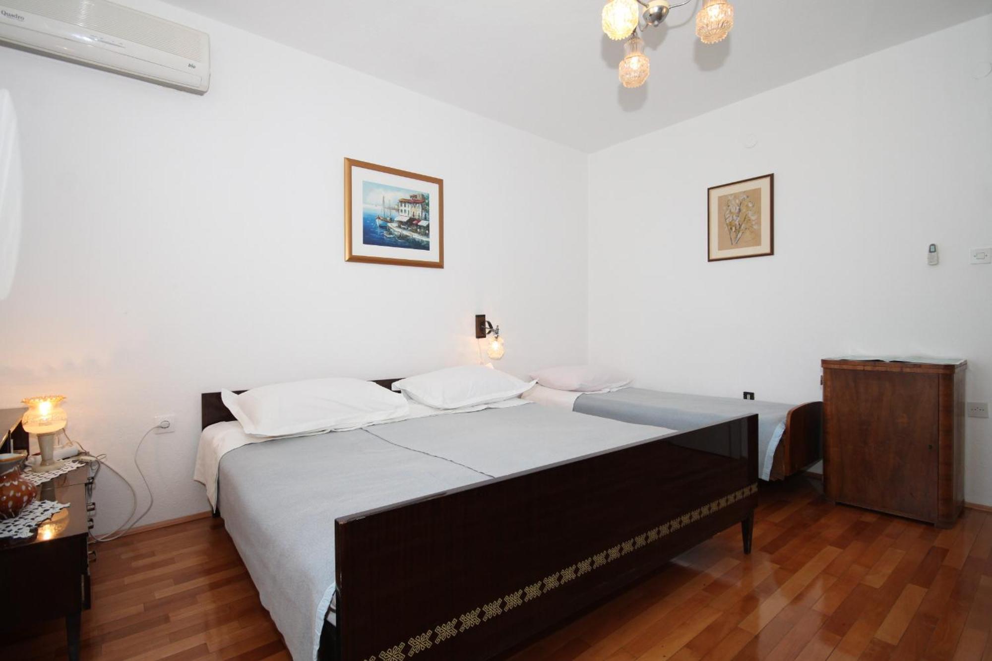Apartments And Rooms With Parking Space Tucepi, Makarska - 6901 Bilik gambar